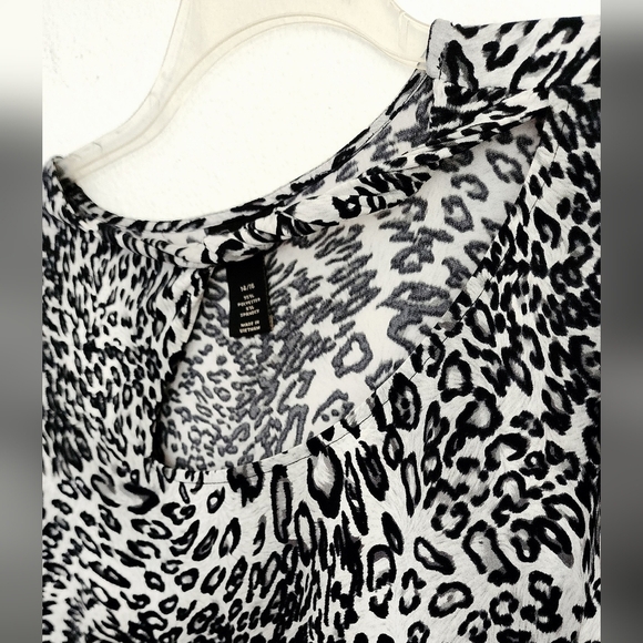 Lane Bryant Black and White Animal Print Twisted Keyhole Top Sz 14-16 - Picture 3 of 7